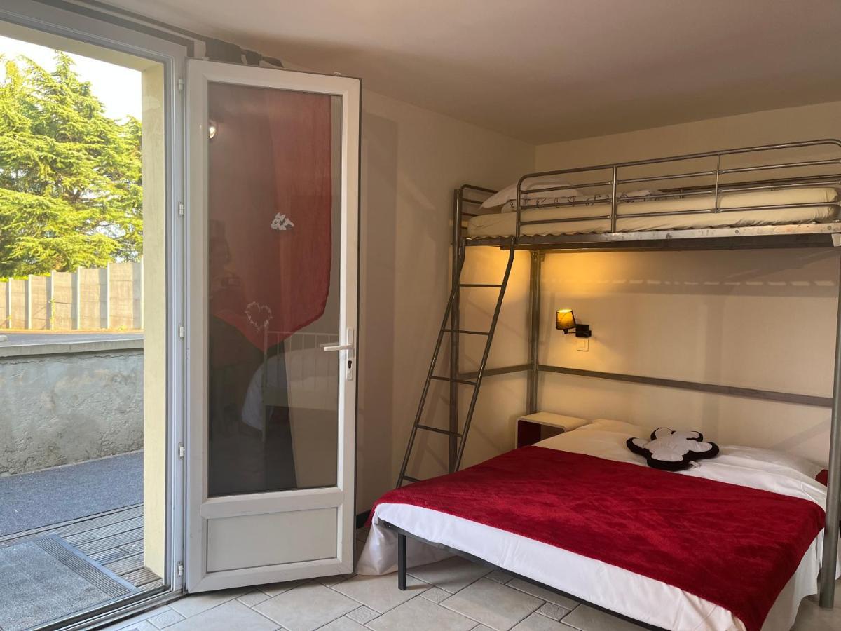Chambres D'Hotes Poirier Bazin Montry Екстер'єр фото